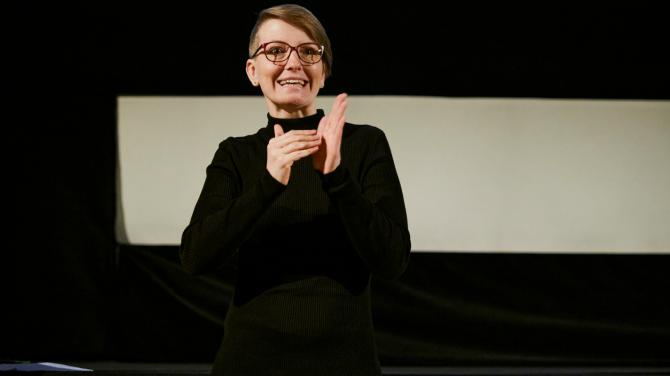 Tlumočnice do českého znakového jazyka