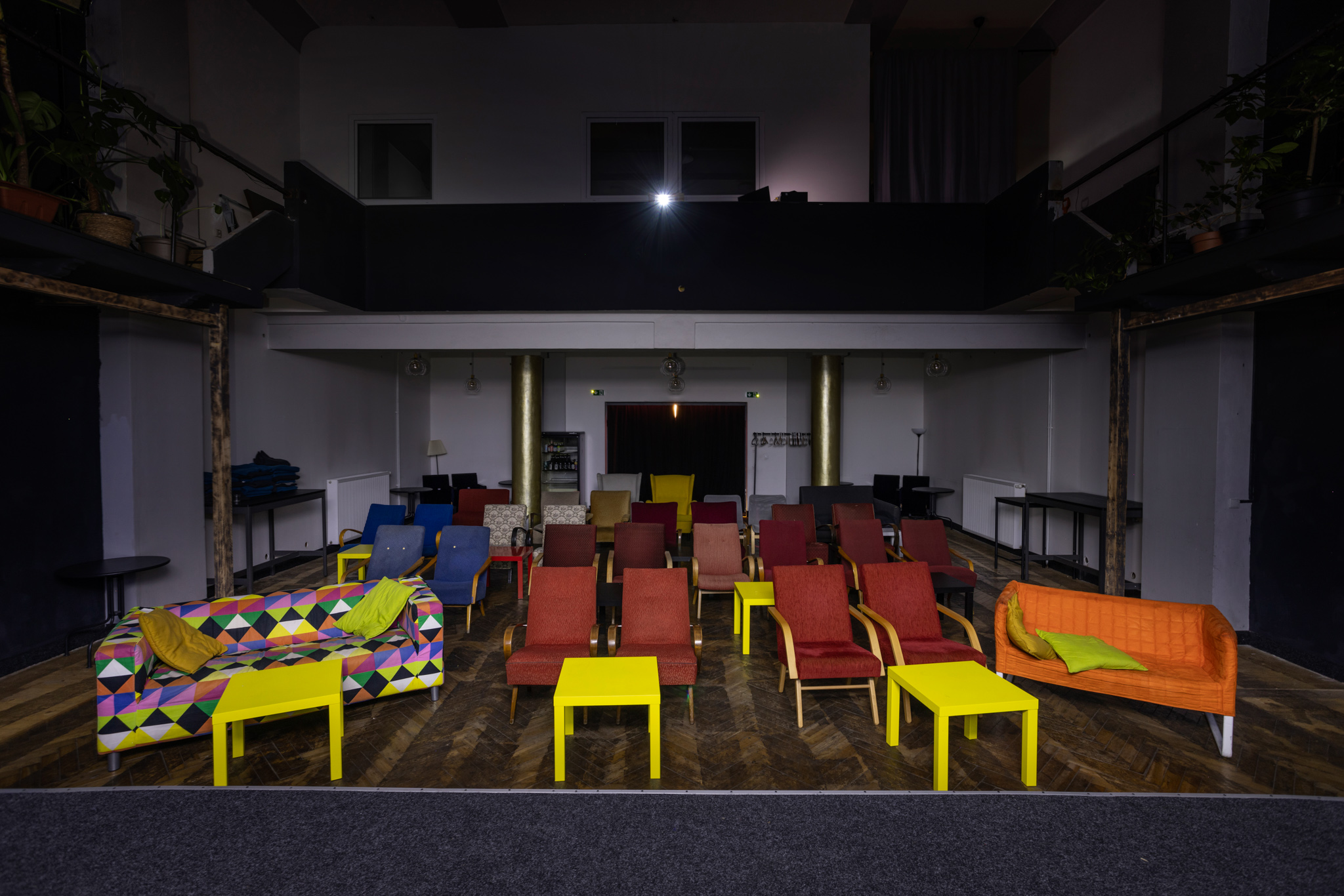 Komorní sál Kina Kavalírka s křesílky, pohovkami a stolečky.