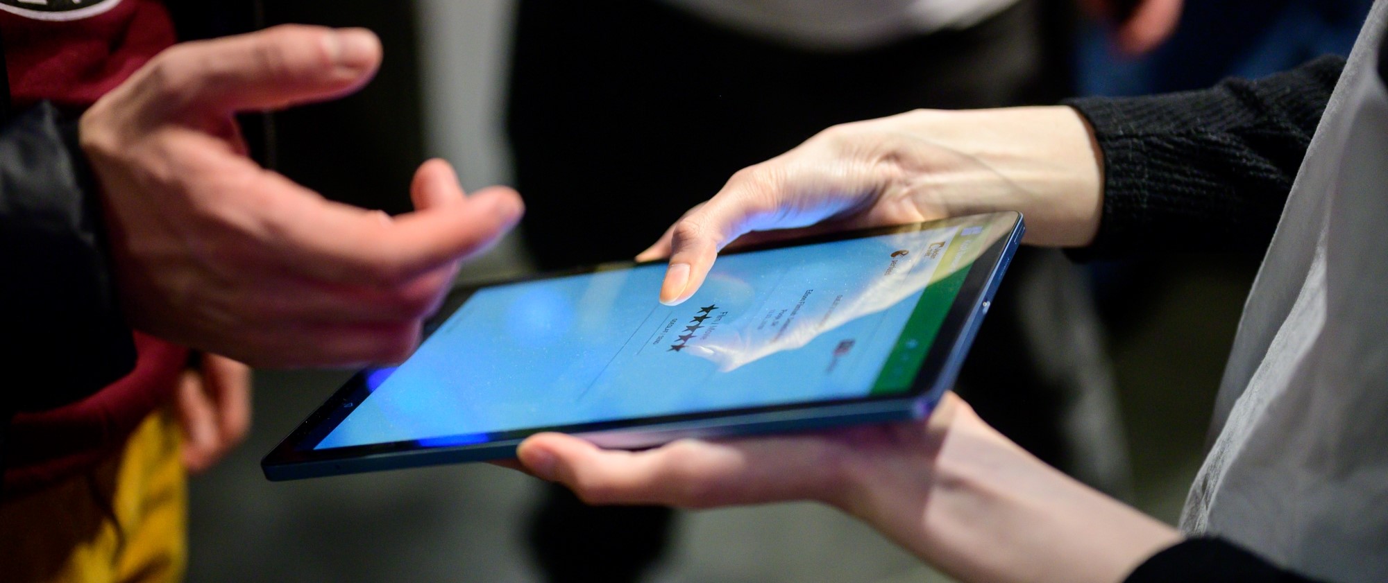 Diváctvo hodnotí film na tabletu.