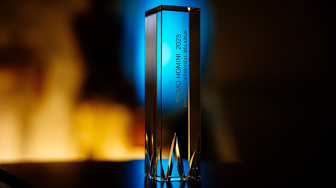 Zahájení festivalu Jeden svět Na stole stojí skleněná cena, na které je vyryto: "Homo Homini 2025, Mikalai Statkevich, Belarus".