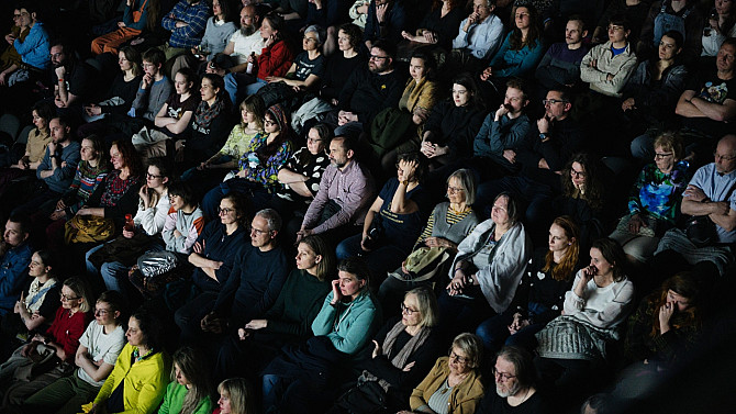 7.den Jednoho světa Kinosál plný diváctva