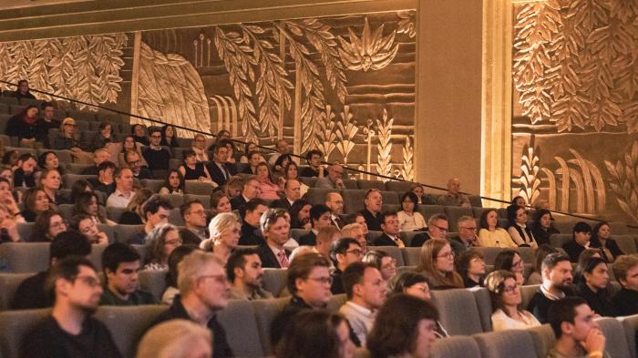 Diváctvo v bruselském promítacím sále.