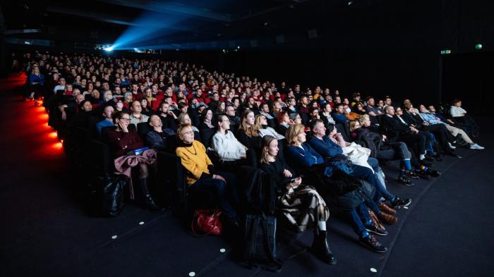 Plný kinosál diváků během projekce.